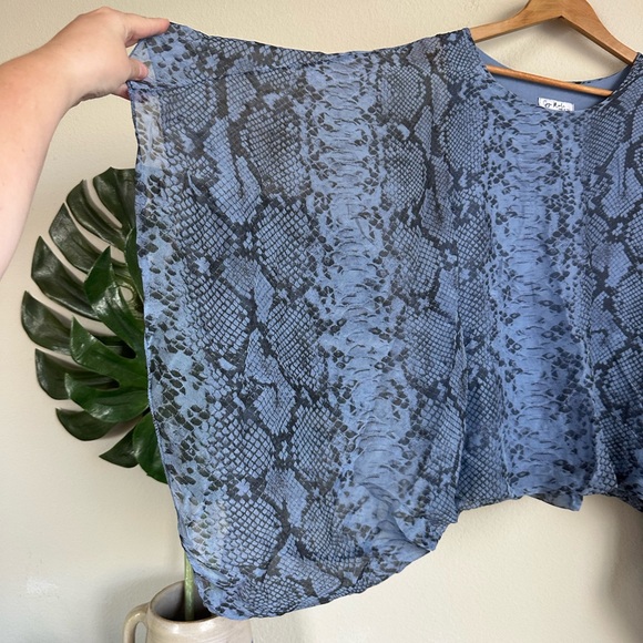 Gigi Moda Italy Silk Python Print Top - Picture 3 of 12